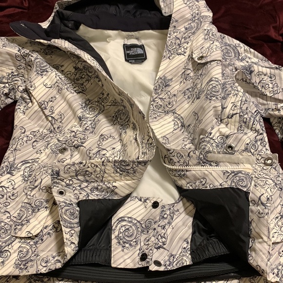 North Face Womens Hyvent waterproof lightweight jacket - Picture 6 of 12